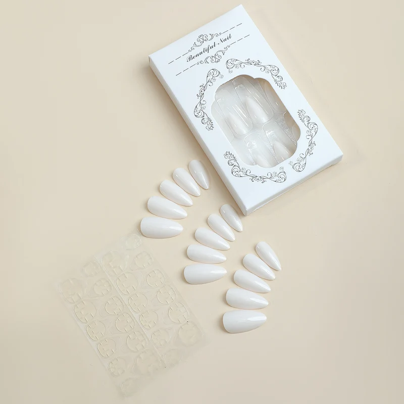 Kunstnagelset mit glänzendem Finish und eleganten Formen Karnz