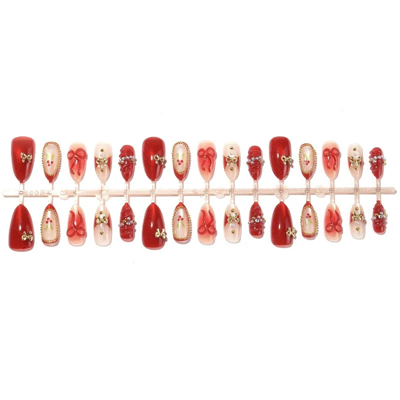 Kunstnagelset mit glamourösen Dekorationen und festlichen Akzenten Karnz