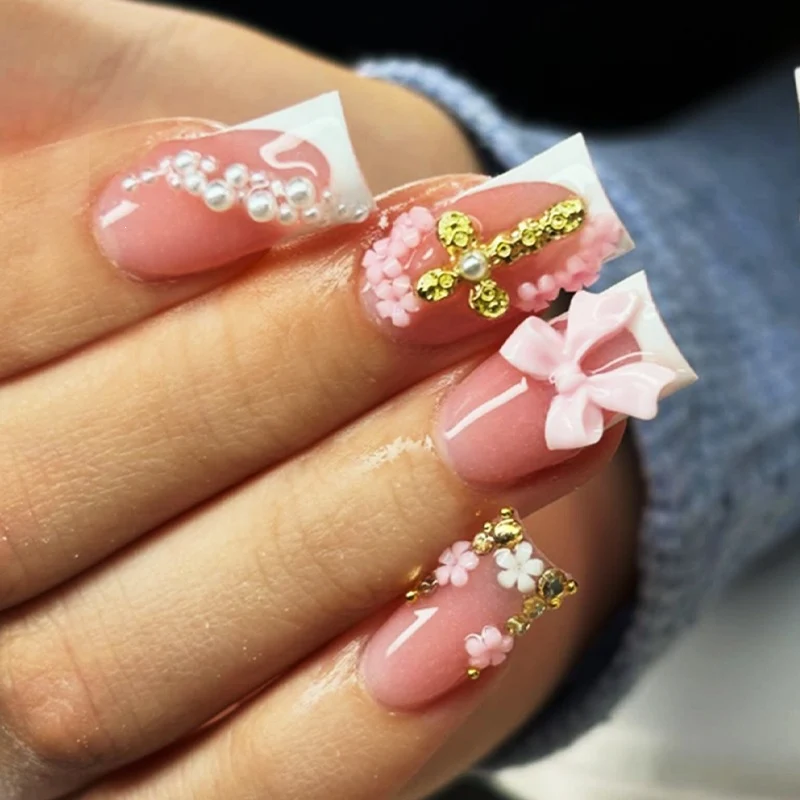 Kunstnagelset mit glamourösen Blüten- und Perlenverzierungen Karnz