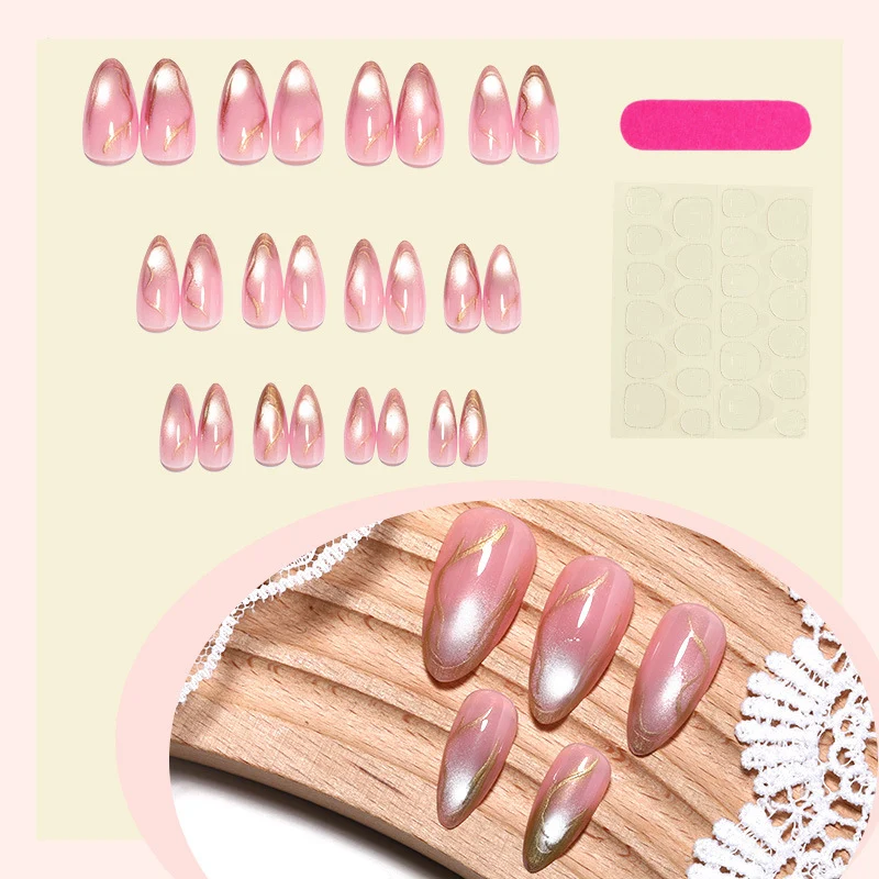 Kunstnagelset mit glamourösem Farbverlauf und goldenen Akzenten Karnz