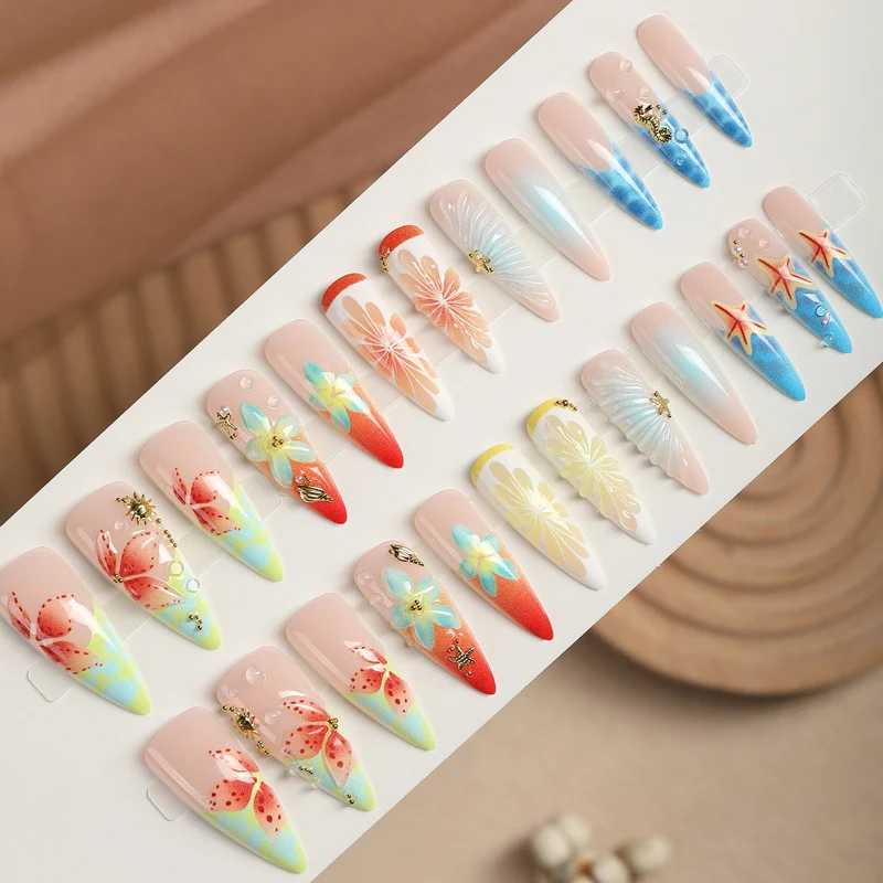 Kunstnagelset mit floralen und maritimen Akzenten Karnz