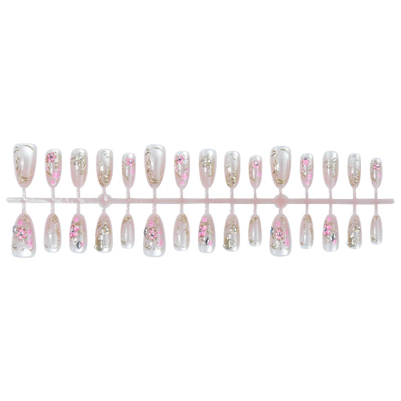 Kunstnagelset mit floralen und goldenen Details Karnz
