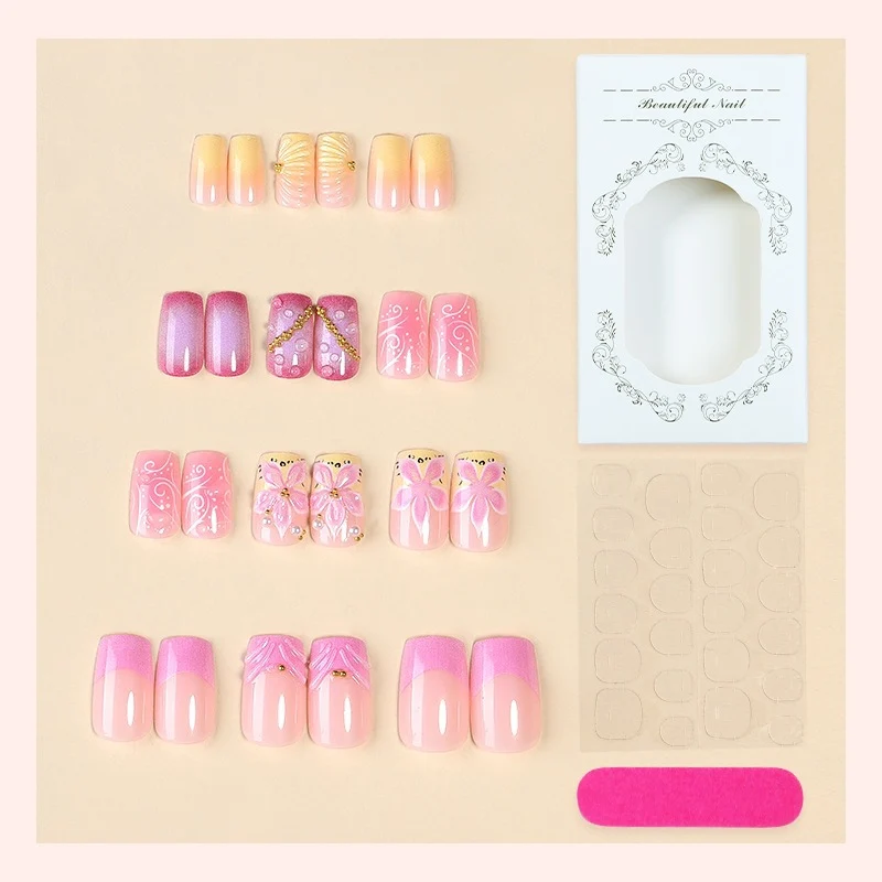 Kunstnagelset mit floralen und glamourösen Designs Karnz