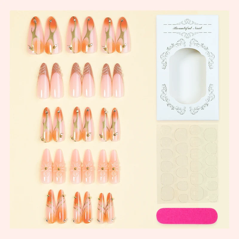 Kunstnagelset mit floralen Kunstwerken und Glitzerakzenten Karnz