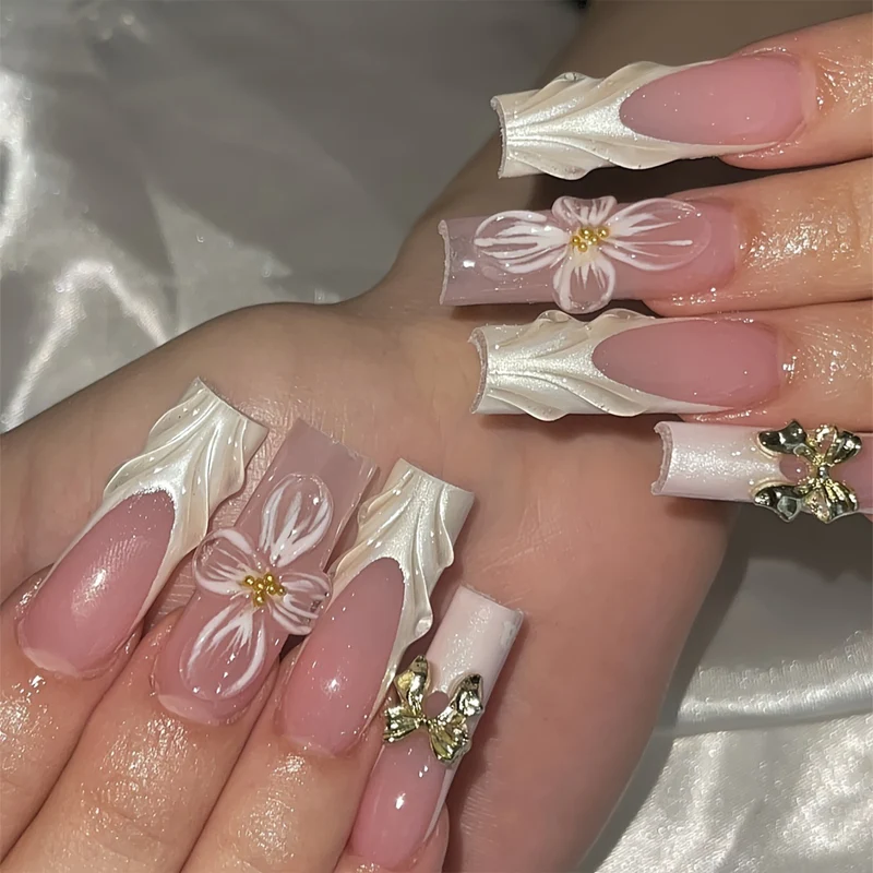 Kunstnagelset mit floralen Details Karnz