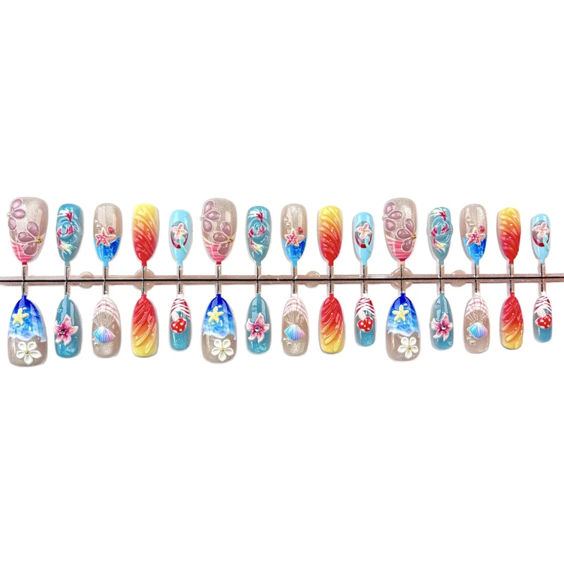 Kunstnagelset mit floralen Designs und glitzernden Akzenten Karnz