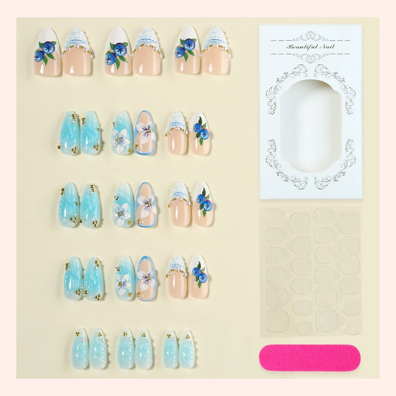 Kunstnagelset mit floralen Akzenten und glitzernden Details Karnz