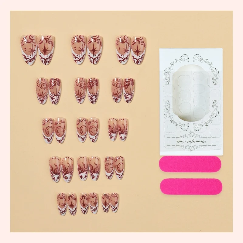 Kunstnagelset mit floralem Design und zarten Verzierungen Karnz