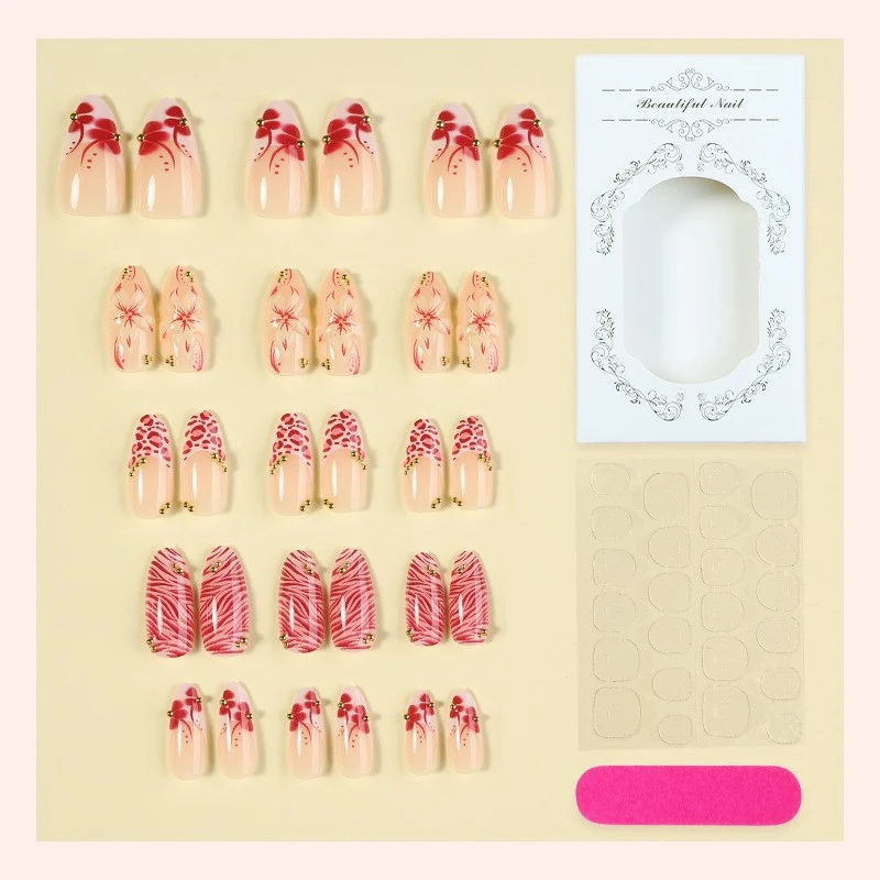 Kunstnagelset mit floralem Design und Goldakzenten Karnz