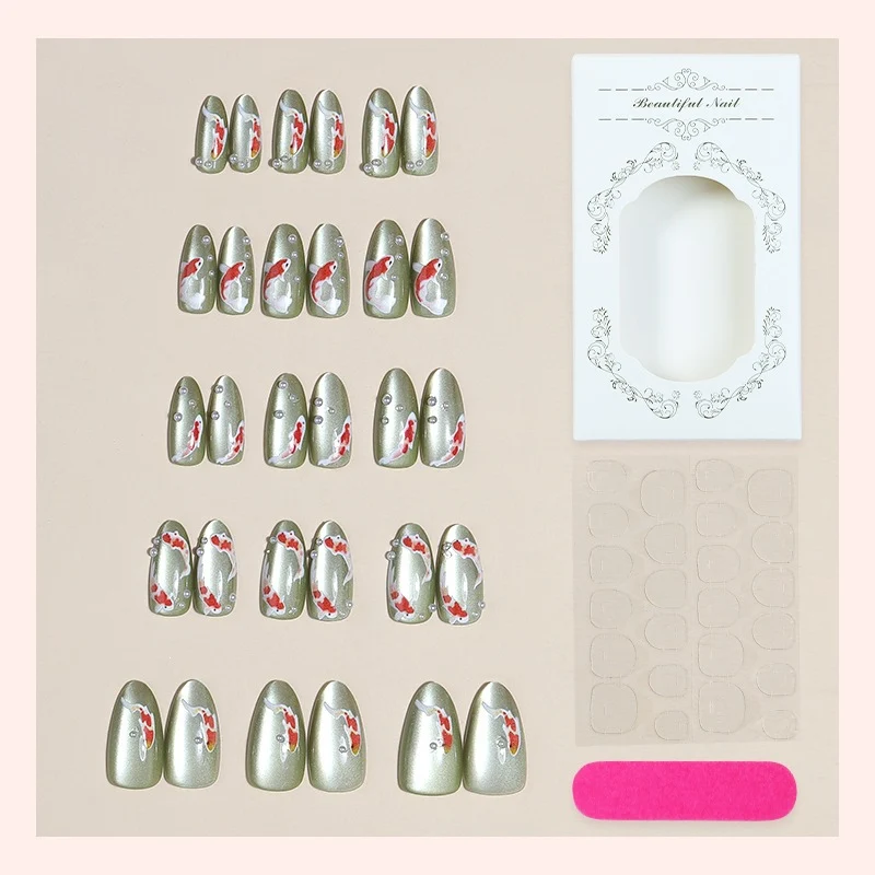 Kunstnagelset mit filigranen Koi-Fischdesigns und Glitzerakzenten Karnz