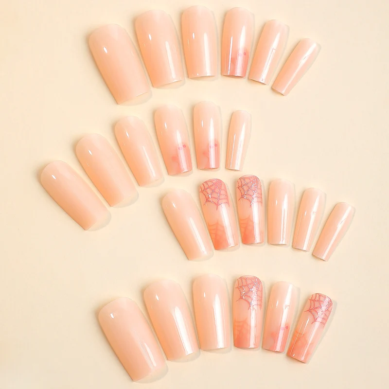 Kunstnagelset mit filigranem Spinnennetz-Design und zartem Farbverlauf Karnz