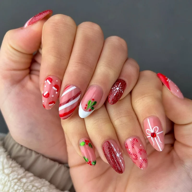 Kunstnagelset mit festlichen Zuckerstangen- und Weihnachtsmotiven Karnz