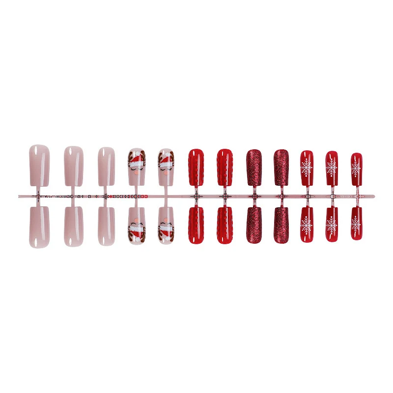 Kunstnagelset mit festlichen Weihnachtsmotiven und Glitzerakzenten Karnz