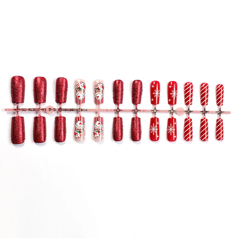 Kunstnagelset mit festlichen Weihnachtsmotiven und Glitzer Karnz