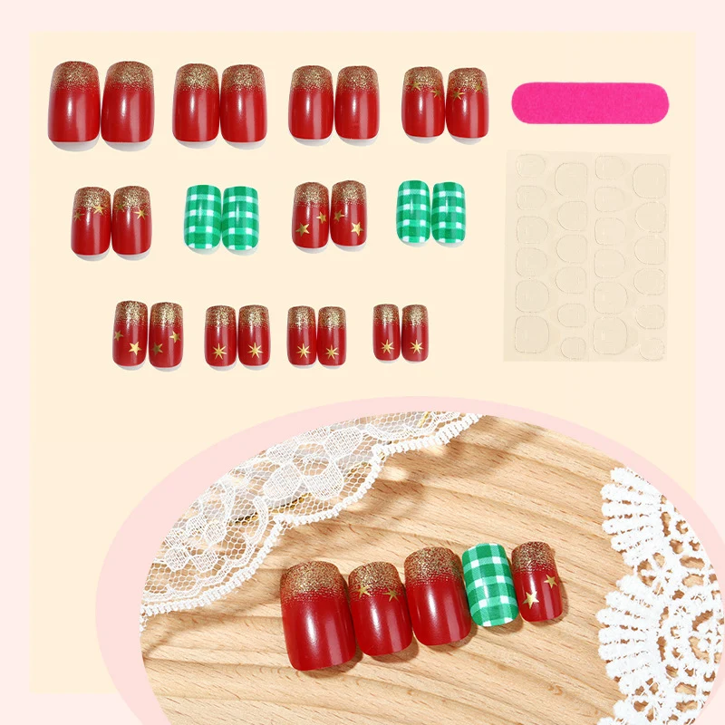 Kunstnagelset mit festlichem Weihnachtsdesign und glamourösen Akzenten Karnz