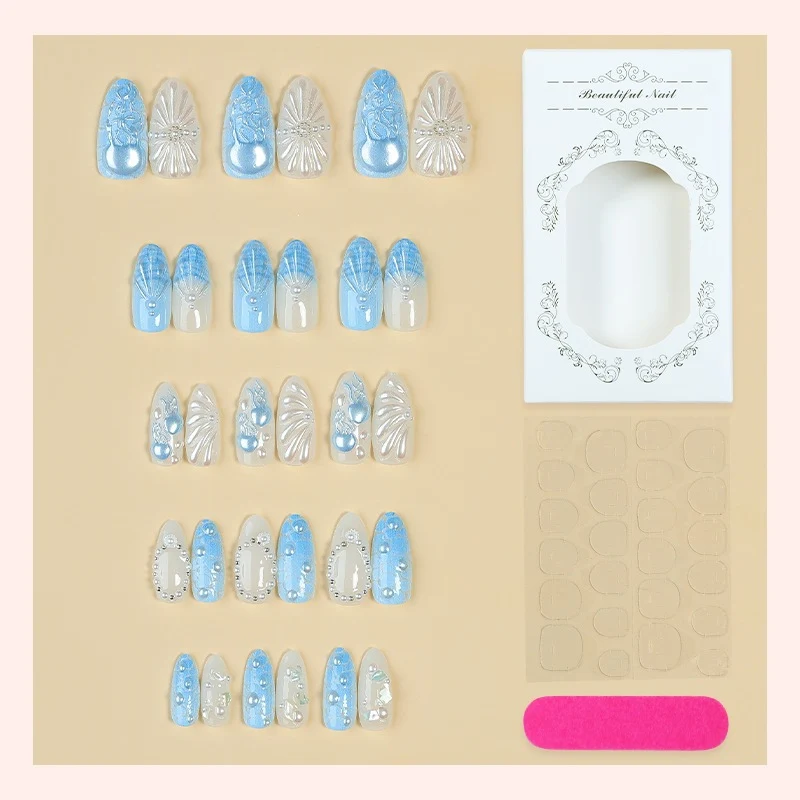 Kunstnagelset mit eleganten Verzierungen und glitzernden Akzenten Karnz