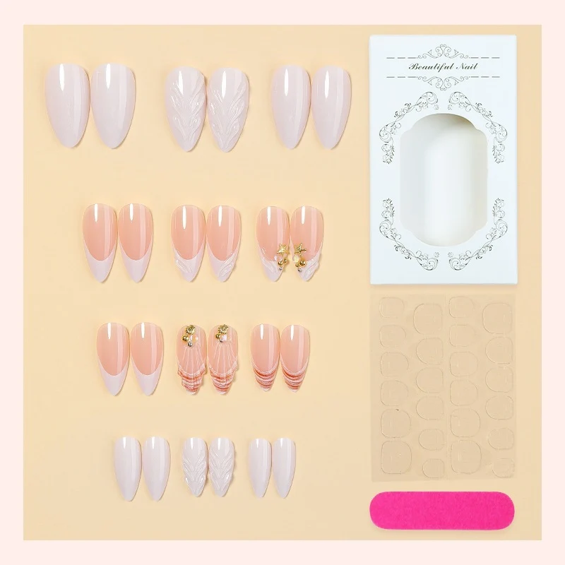 Kunstnagelset mit eleganten und floralen Verzierungen Karnz