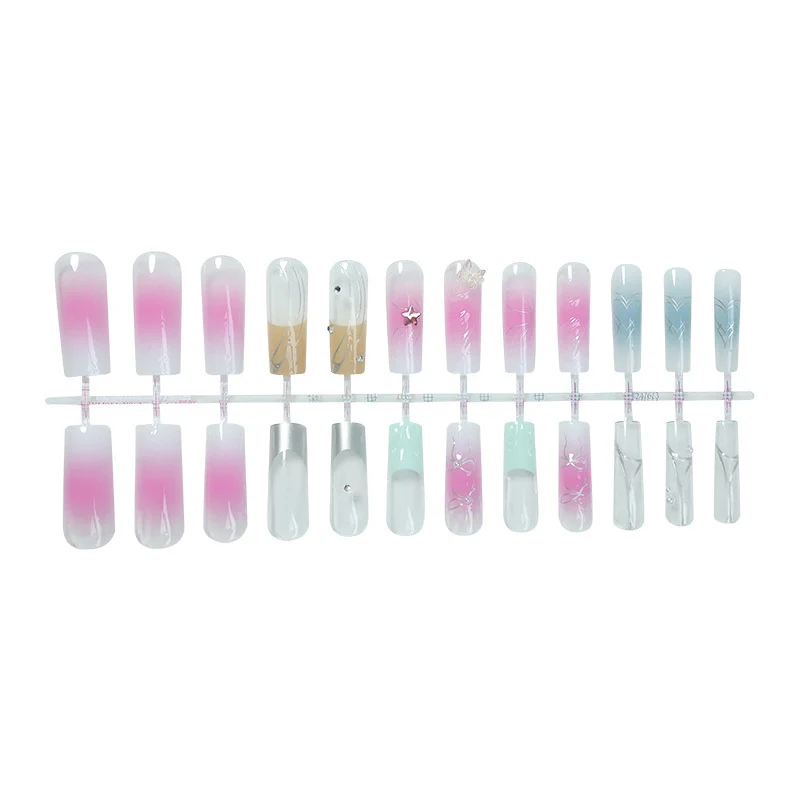 Kunstnagelset mit eleganten Ombre-Designs und Glitzerakzenten Karnz