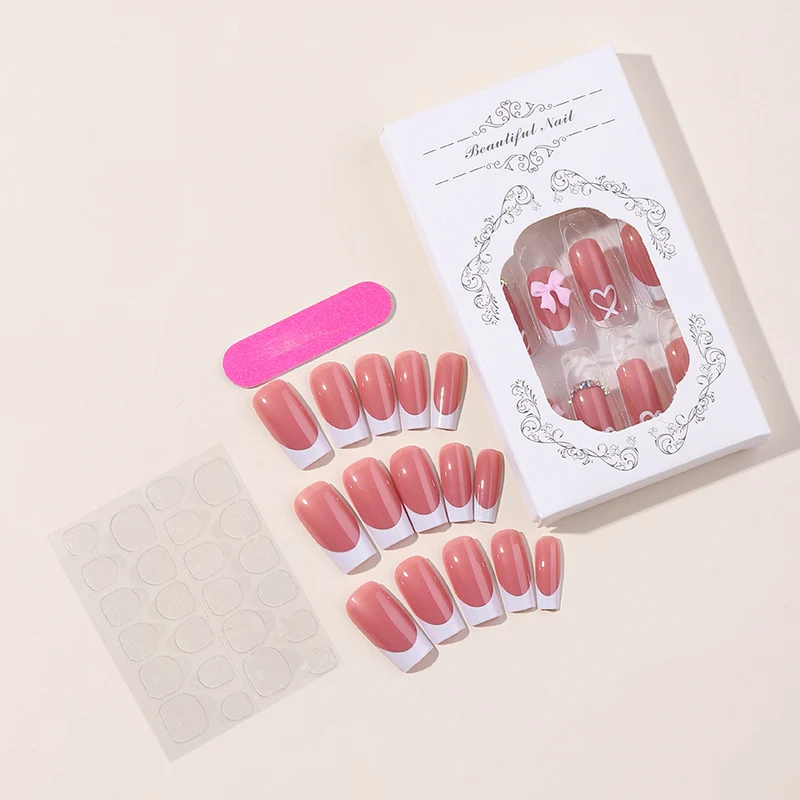 Kunstnagelset mit eleganten Motiv- und Glitzerdetails Karnz