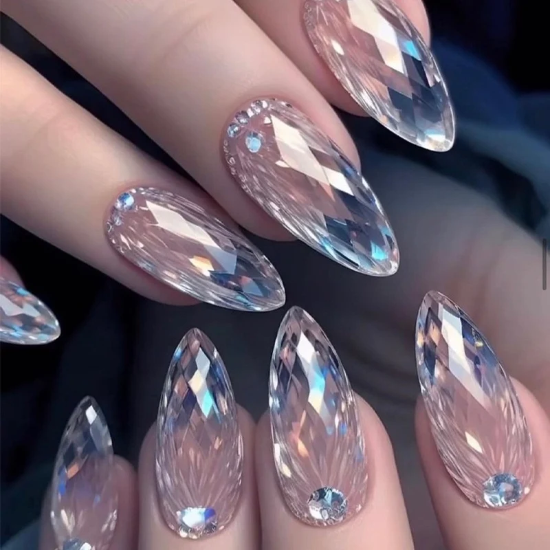 Kunstnagelset mit eleganten Kristallapplikationen Karnz
