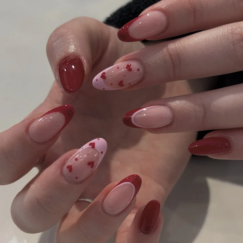 Kunstnagelset mit eleganten Herz-Akzenten und Glanz Karnz