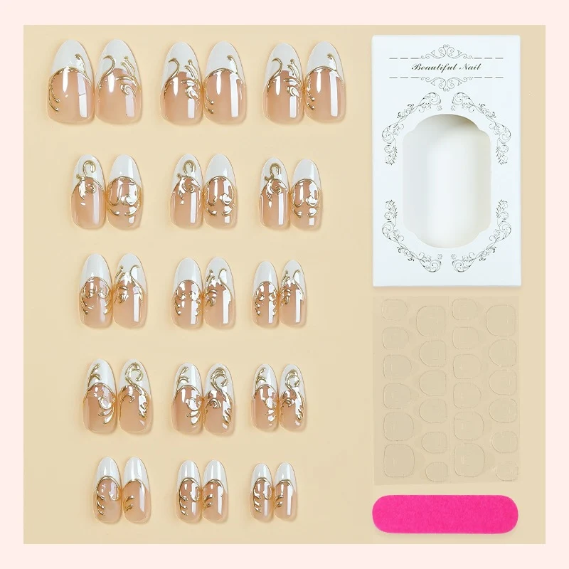 Kunstnagelset mit eleganten goldenen Applikationen Karnz