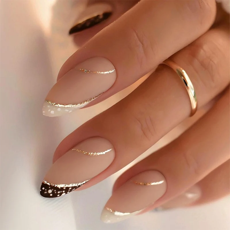 Kunstnagelset mit Eleganten Gold- und Silberakzenten Karnz