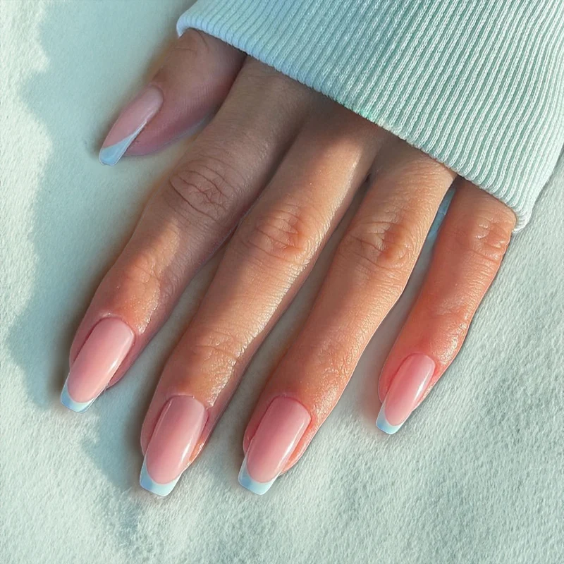 Kunstnagelset mit eleganten French Tips Karnz
