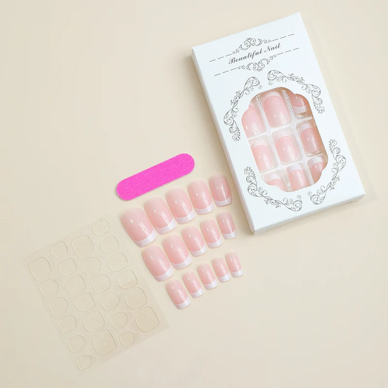 Kunstnagelset mit eleganten French-Tipp Verzierungen Karnz