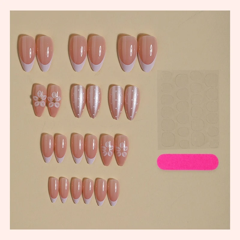Kunstnagelset mit eleganten französischen Spitzen und zarten Blütenakzenten Karnz