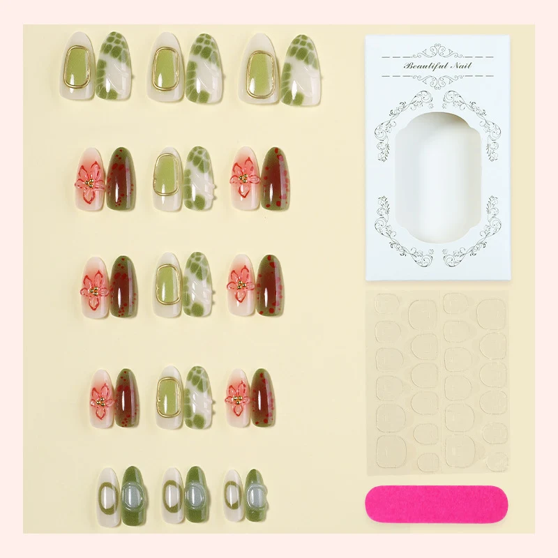 Kunstnagelset mit eleganten floralen und goldenen Akzenten Karnz