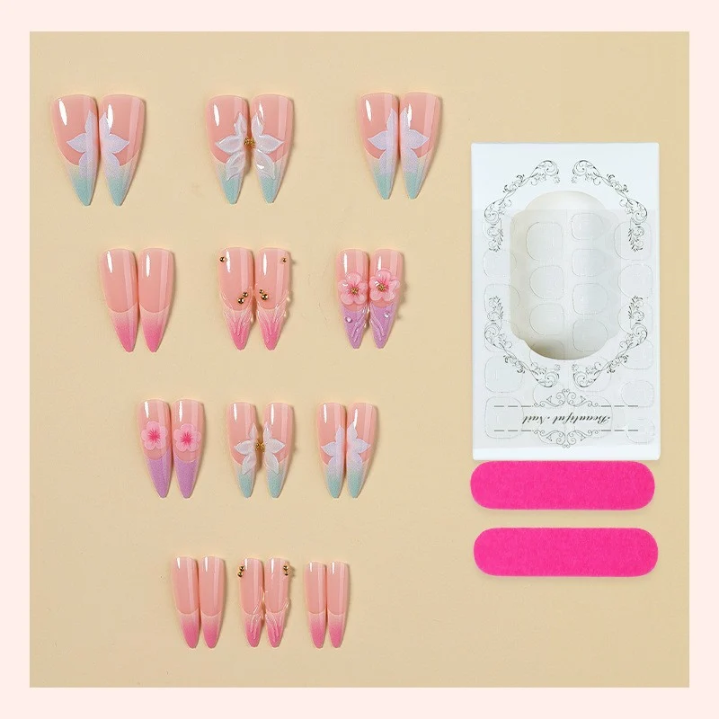 Kunstnagelset mit eleganten Blüten- und zarten Farbverläufen Karnz