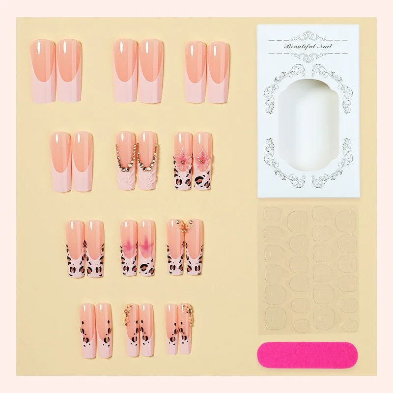 Kunstnagelset mit eleganten Blüten- und Leopardenakzenten Karnz