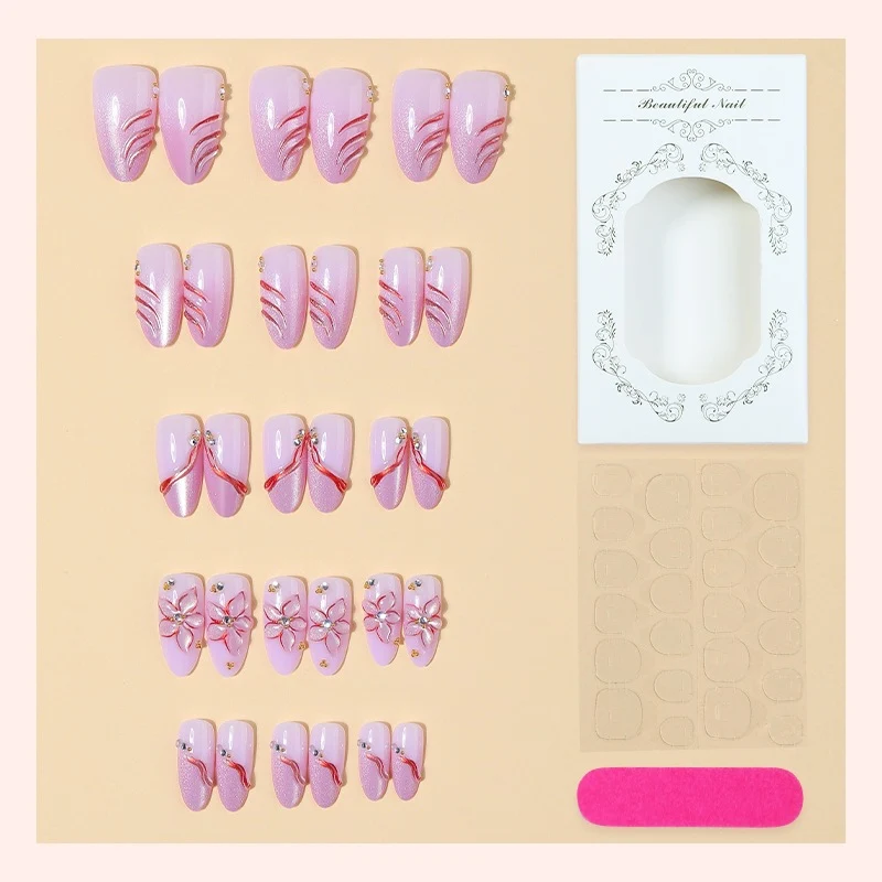 Kunstnagelset mit eleganten Blüten- und Glitzermotiven Karnz