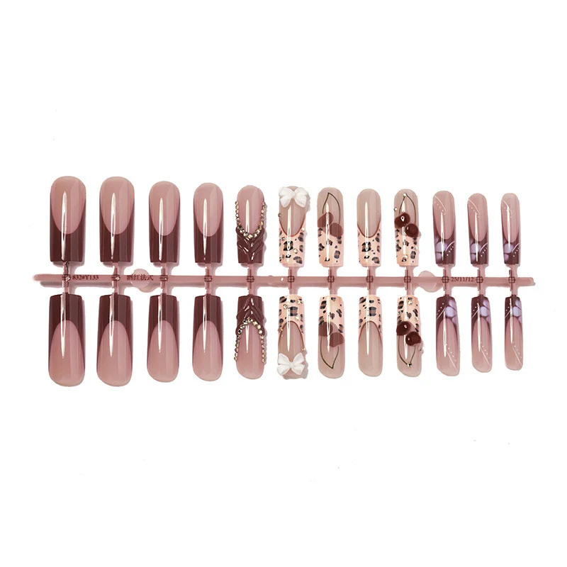 Kunstnagelset mit eleganten Blüten- und Glitzereffekten Karnz