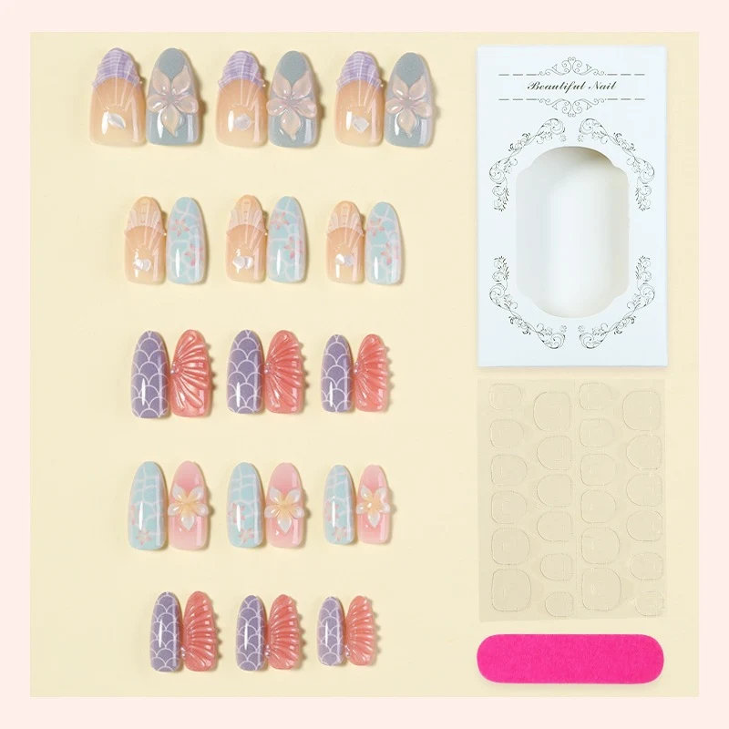 Kunstnagelset mit eleganten Blüten- und geometrischen Designs Karnz
