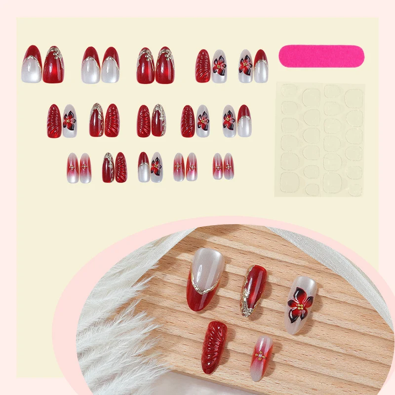 Kunstnagelset mit eleganten Blumendetails und Glitzerakzenten Karnz