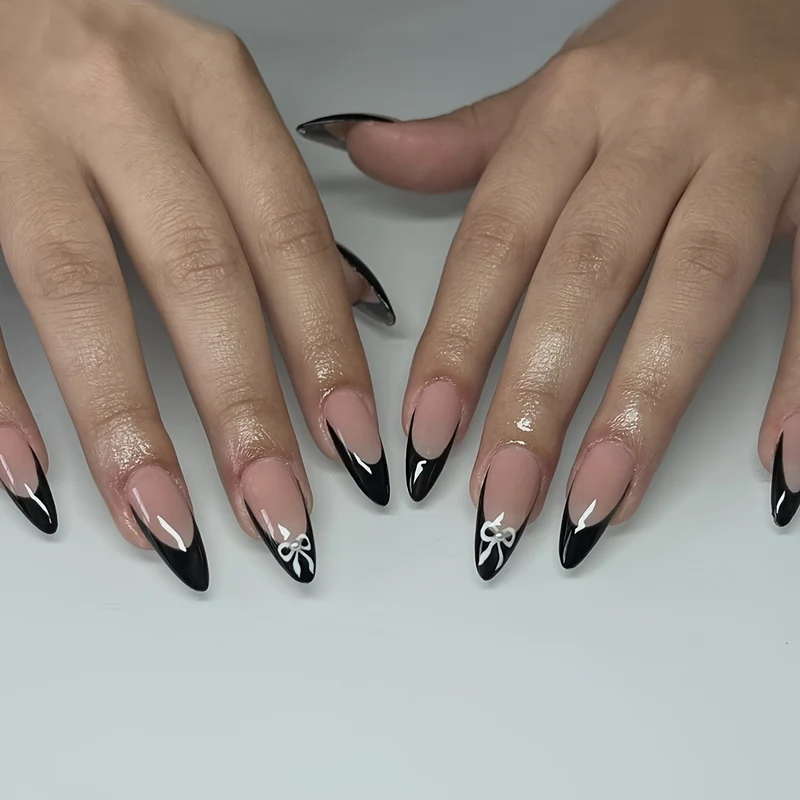 Kunstnagelset mit elegantem Schwarz-Weiß Design und niedlichen Schleifenakzenten Karnz