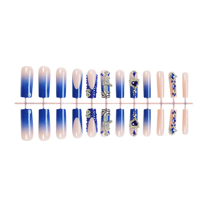 Kunstnagelset mit elegantem Ombre-Design und funkelnden Verzierungen Karnz