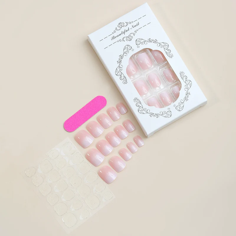 Kunstnagelset mit elegantem natürlichem Finish Karnz