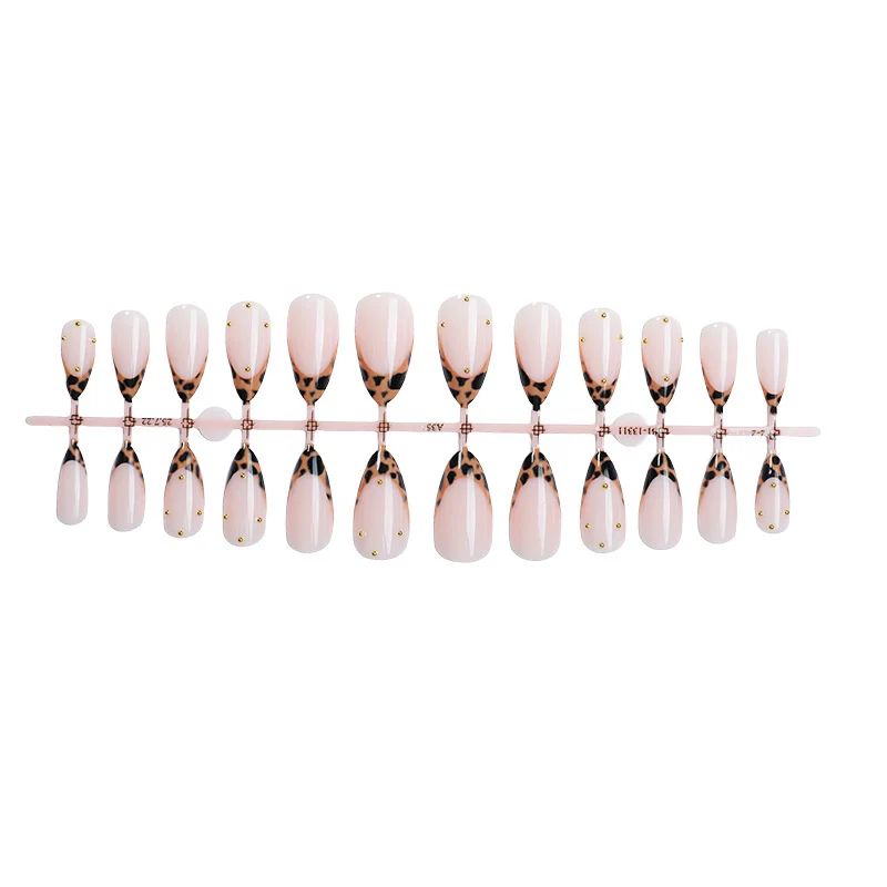 Kunstnagelset mit elegantem Leoparden-Design und Goldakzenten Karnz