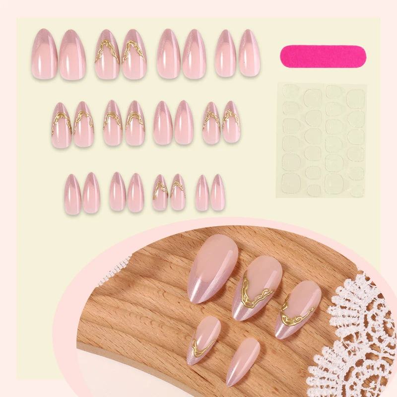Kunstnagelset mit elegantem Goldakzent und blütenförmiger Form Karnz
