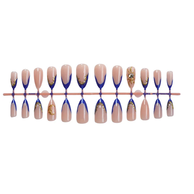 Kunstnagelset mit elegantem gold-blauen Design Karnz