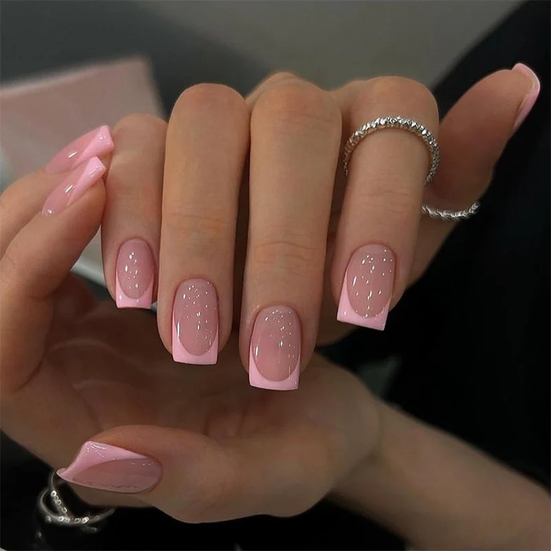 Kunstnagelset mit elegantem French Design und funkelnden Akzenten Karnz