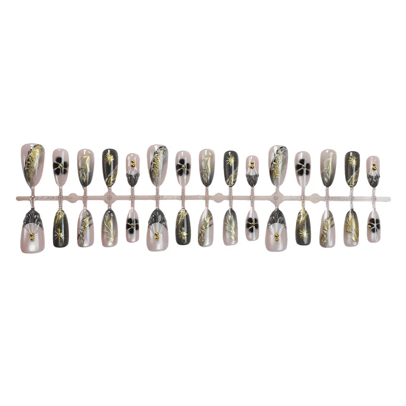 Kunstnagelset mit elegantem floralem Design Karnz