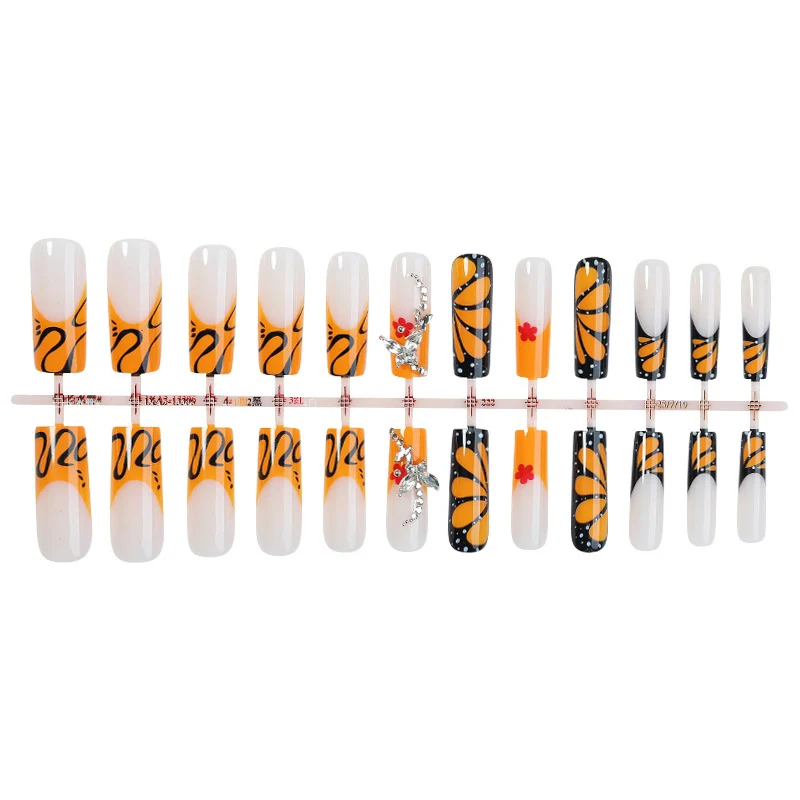 Kreatives Nagelset mit schimmernden Blüten- und geometrischen Designs Karnz