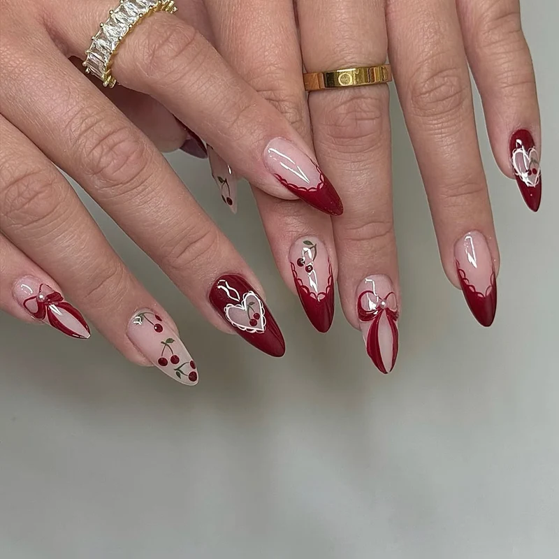 Kreatives Nagelset mit romantischen Herz- und Schleifenakzenten Karnz
