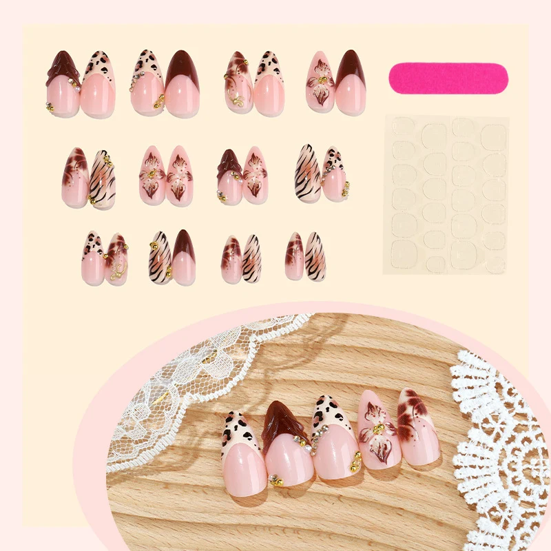 Kreatives Nageldesign Set mit eleganten Akzenten Karnz