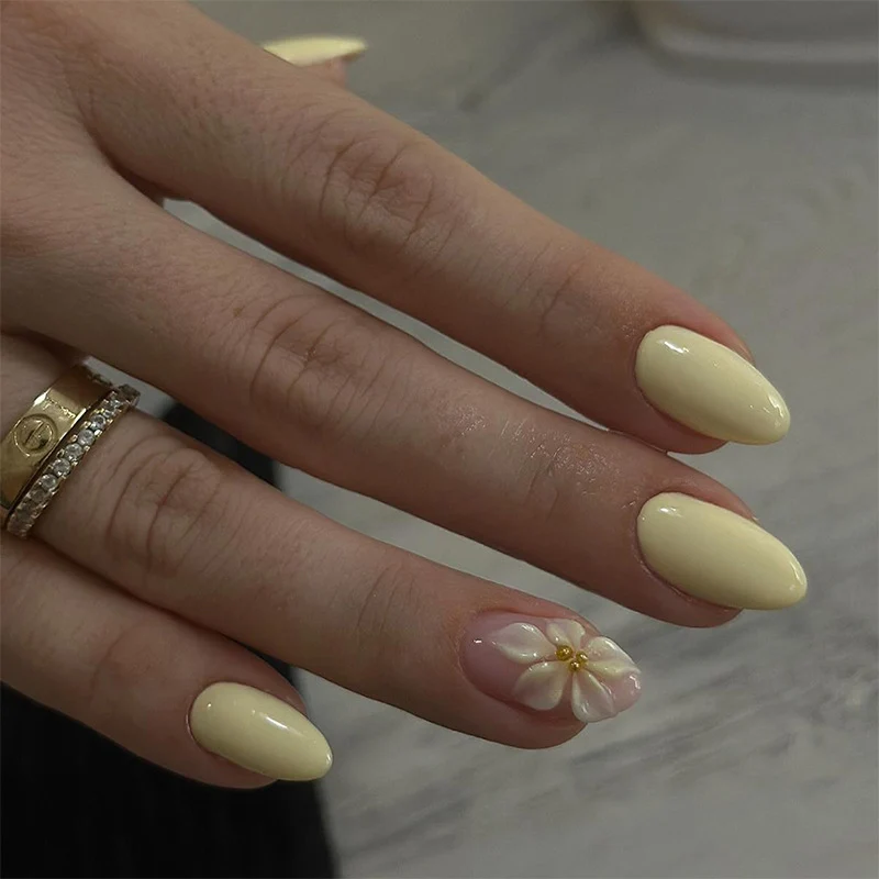 Kreatives Kunstnagelset mit zarten Blütenmotiven Karnz