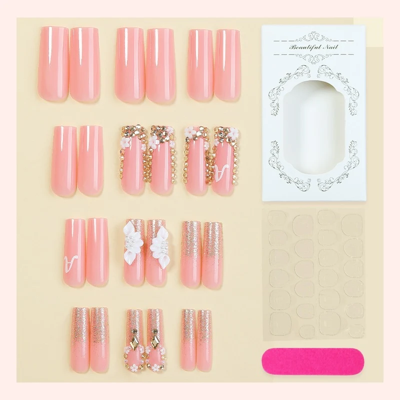 Kreatives Kunstnagelset mit zarten Blüten- und Glanzverzierungen Karnz